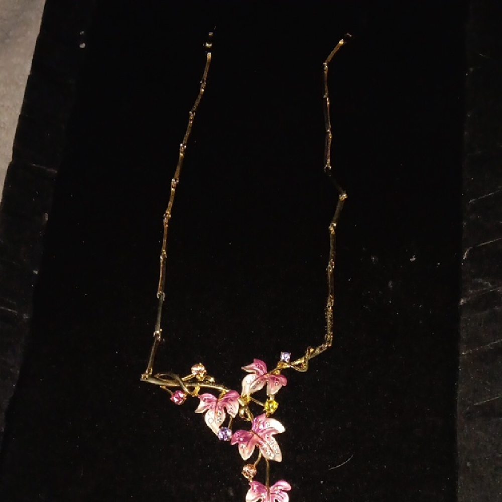 Elegant Pink and Gold Floral Necklace